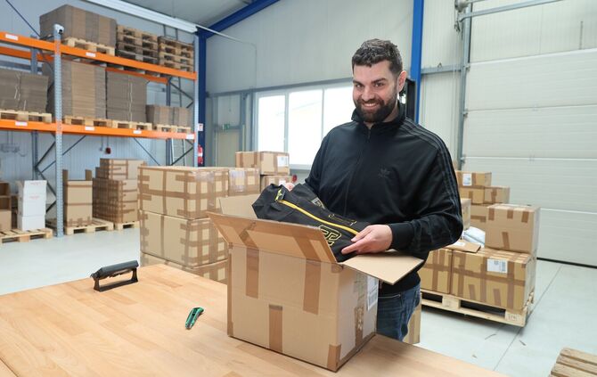 David Carrozzo fertigt und verkauft online Fanartikel und Teamkleidung.