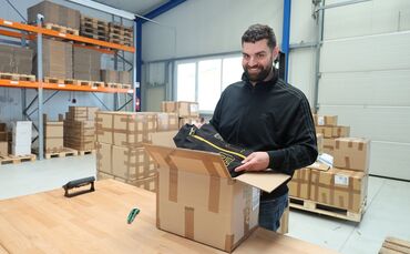 David Carrozzo fertigt und verkauft online Fanartikel und Teamkleidung.