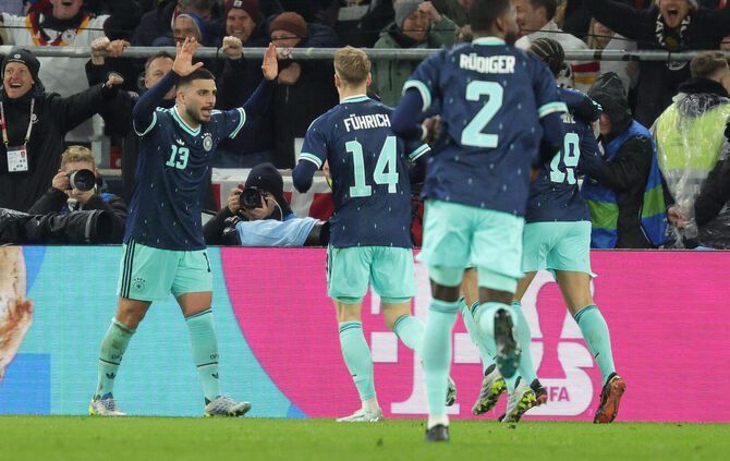 Deniz Undav jubelt nach seinem Tor zum 2:1 für Deutschland gegen Ghana (links im Bild).