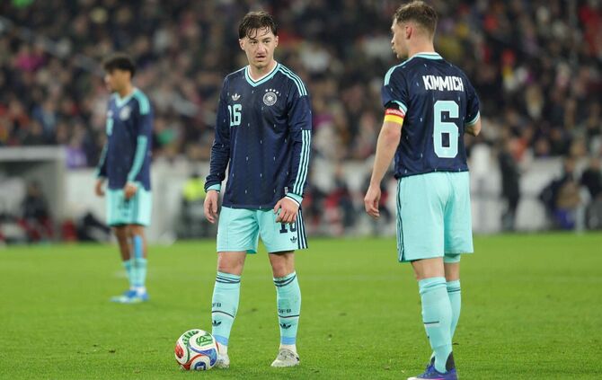 Angelo Stiller agierte gegen Ghana erneut als Taktgeber der DFB-Elf (rechts danaben: Joshua Kimmich).
