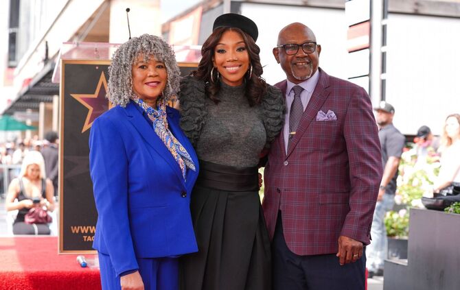 Brandy bekommt Stern auf dem Walk of Fame