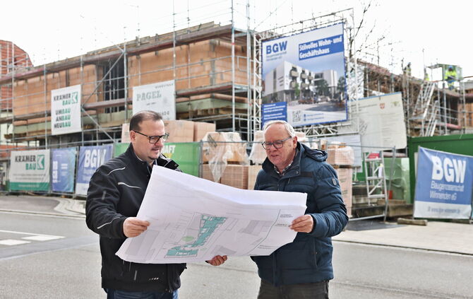 Die BGW-Vorstände Michael Rieger (links) und Jürgen Schneider vor dem Wohn- und Geschäftshaus an der Nellmersbacher Straße.