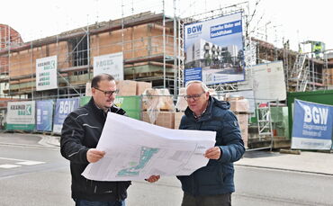 Die BGW-Vorstände Michael Rieger (links) und Jürgen Schneider vor dem Wohn- und Geschäftshaus an der Nellmersbacher Straße.