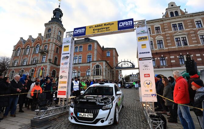 Saisonauftakt in Stollberg: Der Winnender Tom Kässer und seine neue Beifahrerin Sarah Pfaff (Backnang) starten vor großer Kuliss