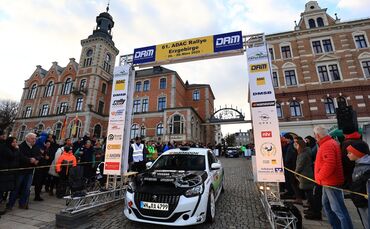 Saisonauftakt in Stollberg: Der Winnender Tom Kässer und seine neue Beifahrerin Sarah Pfaff (Backnang) starten vor großer Kuliss