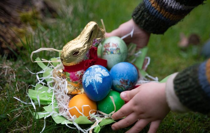 Schoko-Osterhasen sind ein beliebtes Geschenk zum Osterfest. (Archivbild)