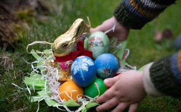 Schoko-Osterhasen sind ein beliebtes Geschenk zum Osterfest. (Archivbild)