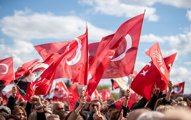 CHP-Anhänger schwenken türkische Flaggen