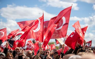CHP-Anhänger schwenken türkische Flaggen