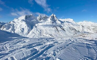 Verschneiter Gebirgszug in Österreich