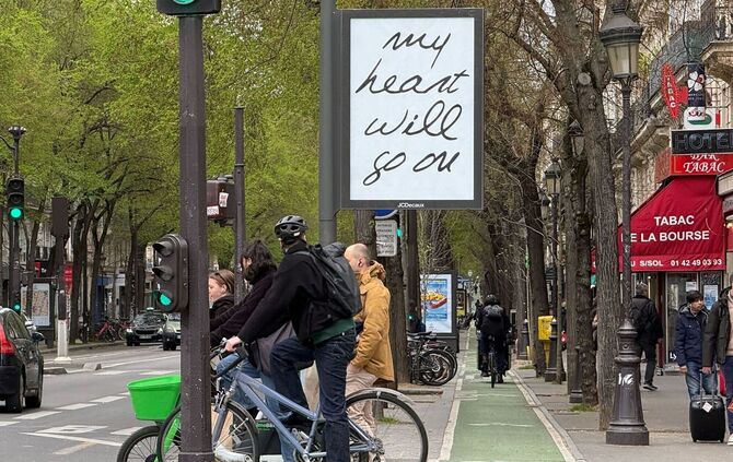 Plakate in Paris zu Dion-Liedern