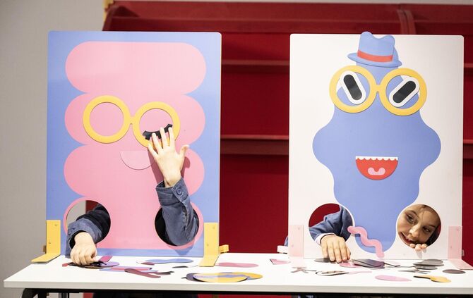 Blind Bilder legen: eine von zehn Stationen der Mitmachausstellung „Die Fehlerfabrik“ im Ludwigsburg Museum.