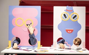 Blind Bilder legen: eine von zehn Stationen der Mitmachausstellung „Die Fehlerfabrik“ im Ludwigsburg Museum.