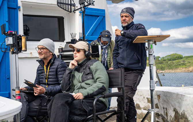 Regisseurin Anja Gurres im Mai 2025 am Set für den ARD-Krimi aus der Kommissar-Dupin-Reihe.