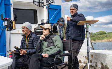 Regisseurin Anja Gurres im Mai 2025 am Set für den ARD-Krimi aus der Kommissar-Dupin-Reihe.