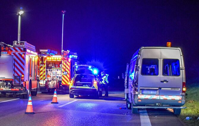 Ein Mann hat auf der A6 Sprit nachfüllen wollen und ist ums Leben gekommen.