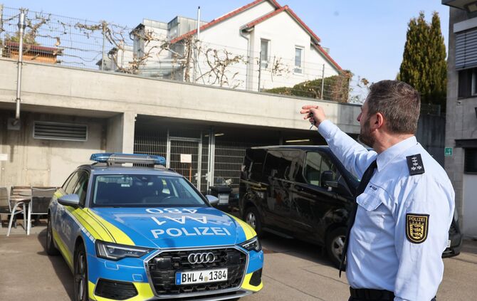 Um diesen Garten da oben geht's: Bis vor Kurzem stand da das Trampolin der Nachbarkinder - quasi auf dem Dach der Polizei. Bald
