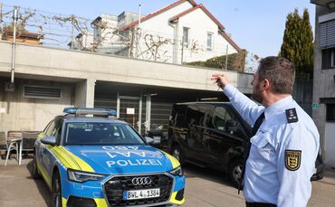 Um diesen Garten da oben geht's: Bis vor Kurzem stand da das Trampolin der Nachbarkinder - quasi auf dem Dach der Polizei. Bald