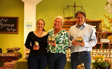 "Maiers Genuss" ist ein Familienbetrieb: Juniorchefin Luisa Maier (links) mit ihren Eltern Carola und Jens Maier, die die Manufa