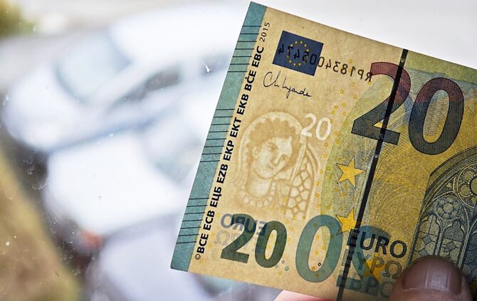 Mit einem gefälschten 20-Euro-Schein hat ein Mann aus Stuttgart versucht, in einer Tankstelle in Fellbach zu bezahlen. Dieses SY