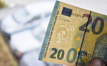 Mit einem gefälschten 20-Euro-Schein hat ein Mann aus Stuttgart versucht, in einer Tankstelle in Fellbach zu bezahlen. Dieses SY