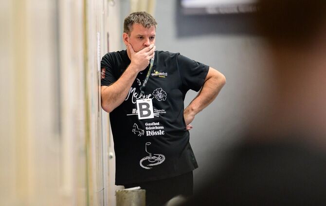 Ein nachdenklicher Jochen Klingler: Wie kann die SG Weinstadt Punkte gegen den Ligaprimus holen?