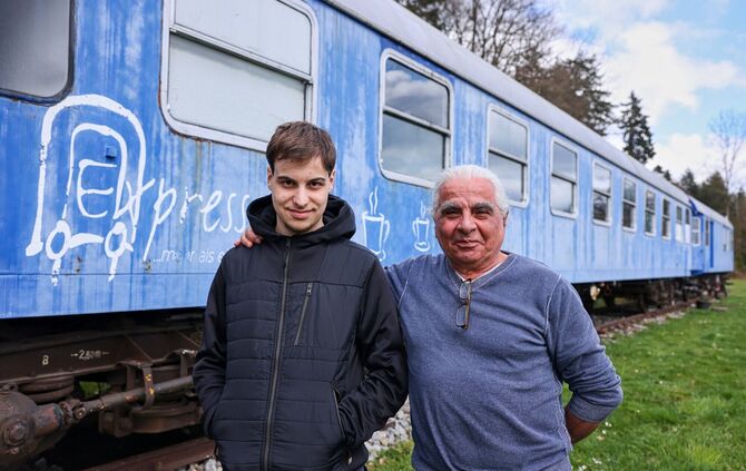 Der Expresso öffnet wieder! Das urige Café-Bistro wird ab Ostern von Wirt Andrea Paddeu betrieben, hier mit seinem Sohn Pascal (