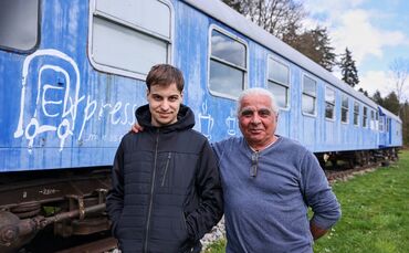 Der Expresso öffnet wieder! Das urige Café-Bistro wird ab Ostern von Wirt Andrea Paddeu betrieben, hier mit seinem Sohn Pascal (