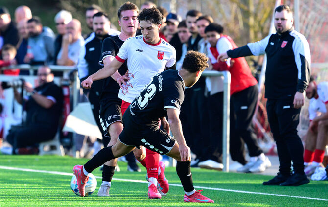 Torben Hohloch (in Weiß) und der SV Fellbach wollen die TSV Oberensingen am Donnerstagabend ärgern.