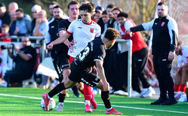 Torben Hohloch (in Weiß) und der SV Fellbach wollen die TSV Oberensingen am Donnerstagabend ärgern.