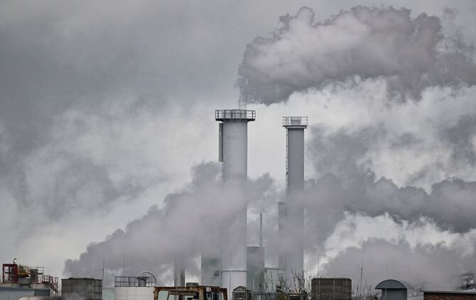 Die Idee hinter dem Emissionshandelssystem: Wer mehr Treibhausgase ausstößt, braucht auch mehr Zertifikate. (Archivbild)