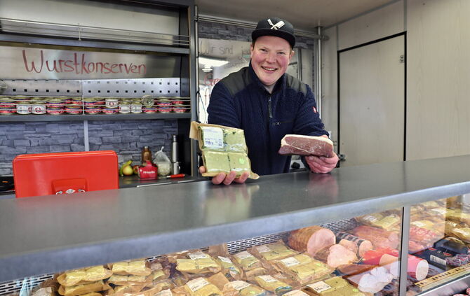 Fleischermeister Sascha Pfeil (34) von der Landmetzgerei zum Ochsen aus Stetten an seinem Stand auf dem Waiblinger Wochenmarkt.