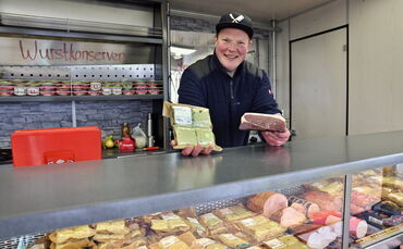 Fleischermeister Sascha Pfeil (34) von der Landmetzgerei zum Ochsen aus Stetten an seinem Stand auf dem Waiblinger Wochenmarkt.