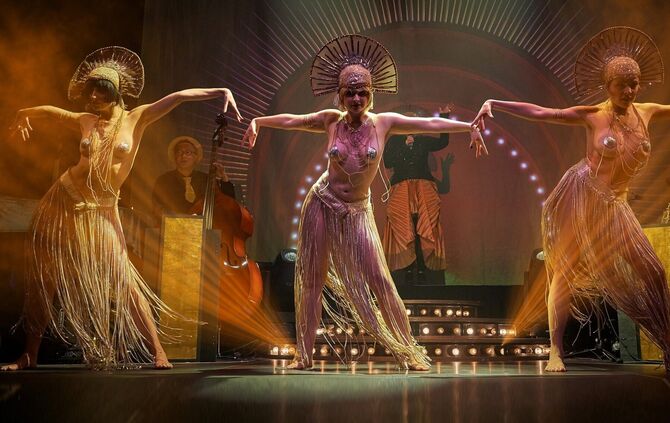 Szene aus der Show "Glanz auf dem Vulkan" mit Tänzern in aufwendigen 20er-Jahre-Kostümen.