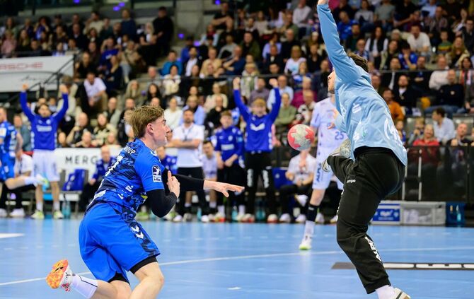 Der TVB-Rechtsaußen Jakob Nigg, hier gegen den Lemgoer Keeper Constantin Möstl, präsentiert sich aktuell in starker Form.