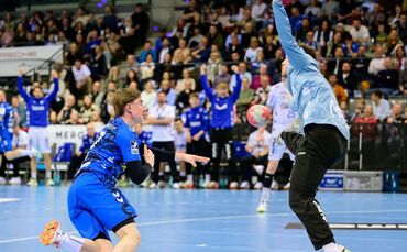 Der TVB-Rechtsaußen Jakob Nigg, hier gegen den Lemgoer Keeper Constantin Möstl, präsentiert sich aktuell in starker Form.