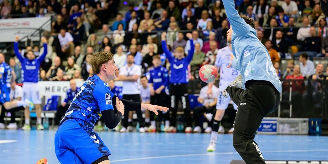 Der TVB-Rechtsaußen Jakob Nigg, hier gegen den Lemgoer Keeper Constantin Möstl, präsentiert sich aktuell in starker Form.