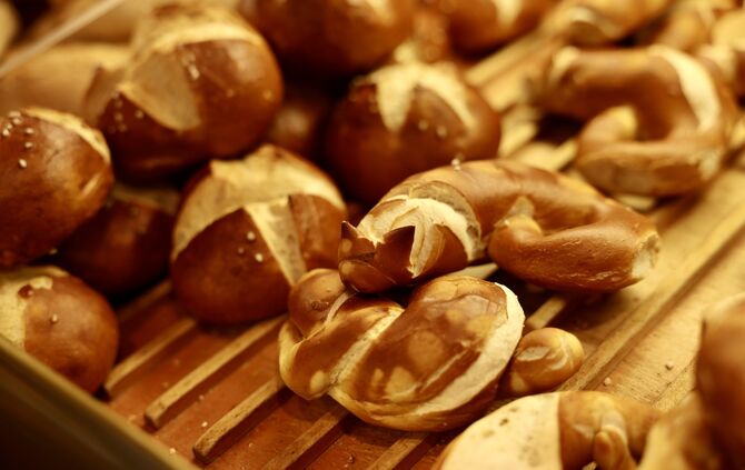 Frische Brötchen und Brezeln.