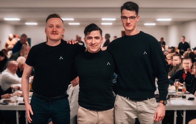 Welche zentrale Rolle Aaron F. (rechts) in der IB mittlerweile spielt, verdeutlicht dieses Foto. Es zeigt ihn Arm in Arm mit IB-