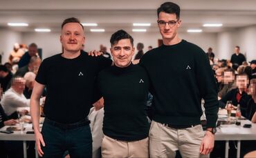 Welche zentrale Rolle Aaron F. (rechts) in der IB mittlerweile spielt, verdeutlicht dieses Foto. Es zeigt ihn Arm in Arm mit IB-