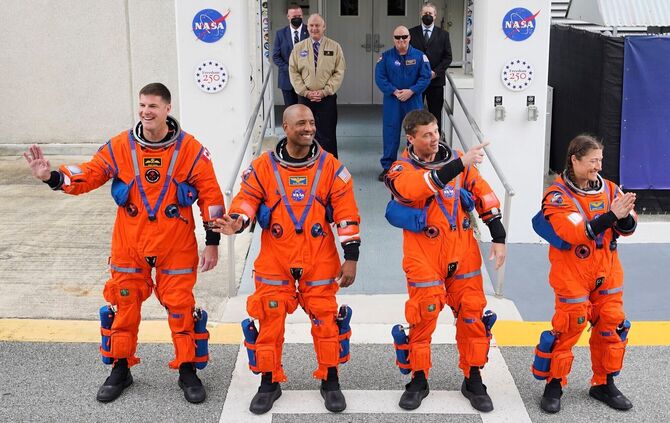 Die vier Astronauten sollen um den Mond herumfliegen.