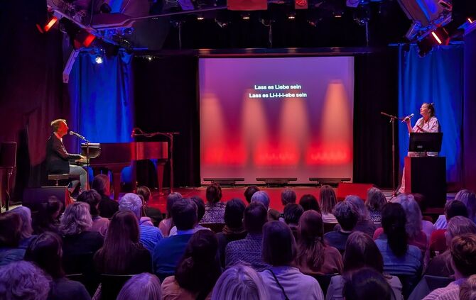 Gemeinsam singen beim Mitsing-Abend „Singen für Alle – das Frauentags-Special" im Kulturhaus Schwanen.