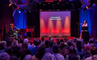 Gemeinsam singen beim Mitsing-Abend „Singen für Alle – das Frauentags-Special" im Kulturhaus Schwanen.