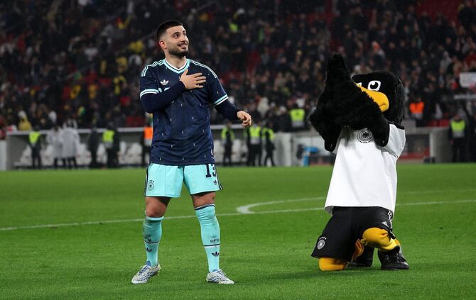 Deniz Undav lässt sich nach seinem Siegtreffer von den Fans und dem DFB-Maskottchen feiern.