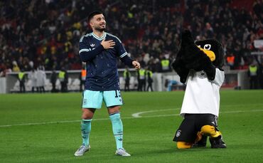 Deniz Undav lässt sich nach seinem Siegtreffer von den Fans und dem DFB-Maskottchen feiern.