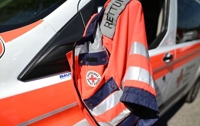 Die Frau ist nach dem doppelten Unfall im Krankenhaus gestorben. (Symbolbild)