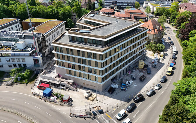 Zwischen der Villa Roller und der AOK-Kreuzung ist die Fahrbahn einspurig. Das führt zu Stau.