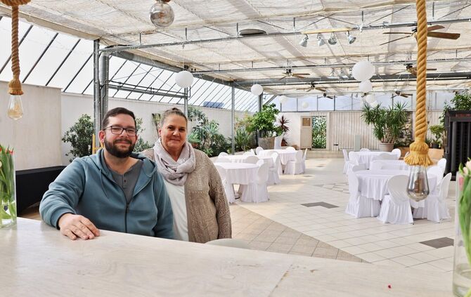 Sie kümmern sich um das Glashaus und sind die Ansprechpartner, wenn es um Buchungen geht: Torsten und Birgit Müller.