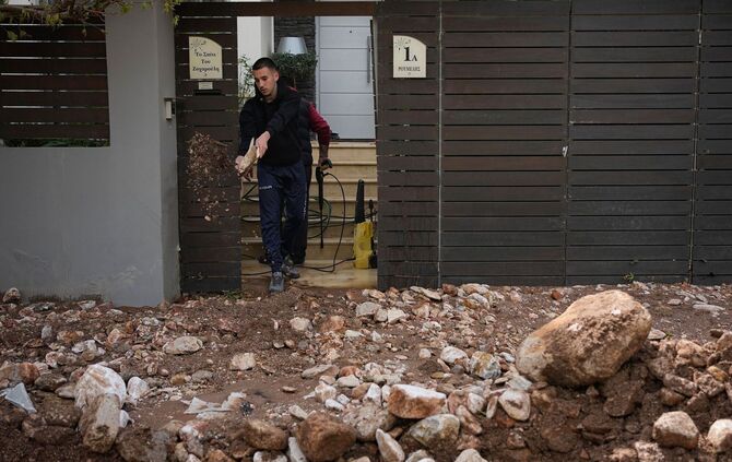 Starke Regenfälle und Saharastaub setzen Ägäis zu