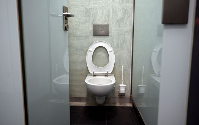 Ein 26-Jähriger filmte laut Gericht Frauen in einer Mannheimer Uni-Toilette bei der Notdurft, griff eine Joggerin an und entblöß